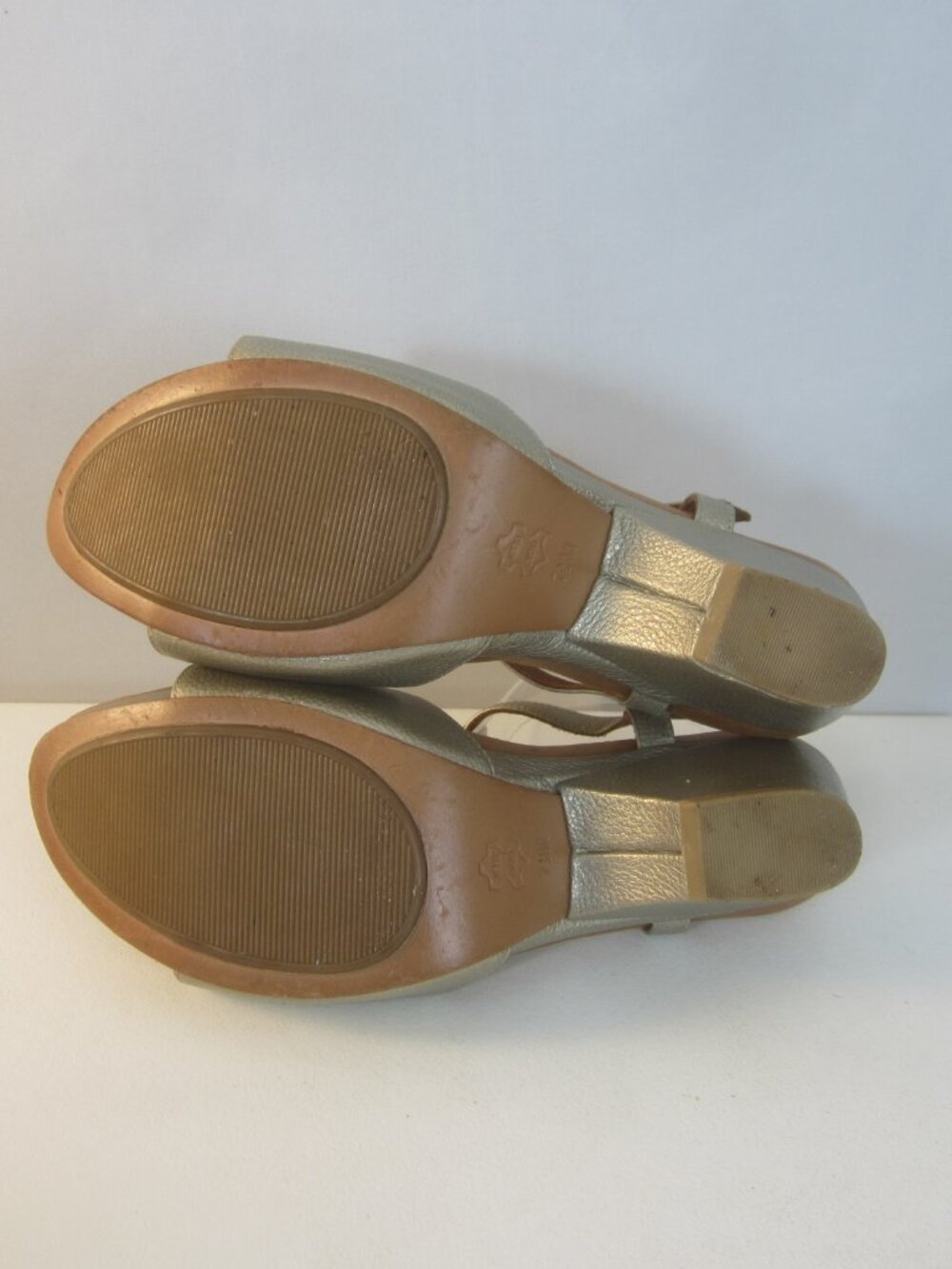 Gentle Souls Women 7.5 M Gold Day Dream T Strap Platform Leather Sandals - Picture 7 of 10